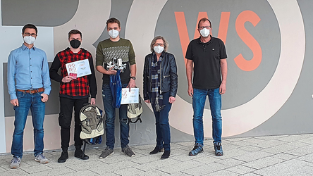 Schulleiterin Barbara Dietzko sowie die betreuenden Lehrer Sebastian Luger (links) und Gregor Schaffner (rechts) gratulierten den beiden Sch&uuml;lern Simon Sperl und Sebastian Bauer zu ihrem Erfolg.