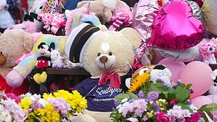 Nach der Messerattacke legten viele Menschen Blumen und Andenken nieder. (Archivbild)