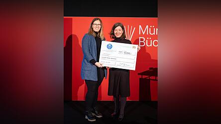 Kristina P&ouml;schl (l.) bekommt den Scheck &uuml;berreicht.