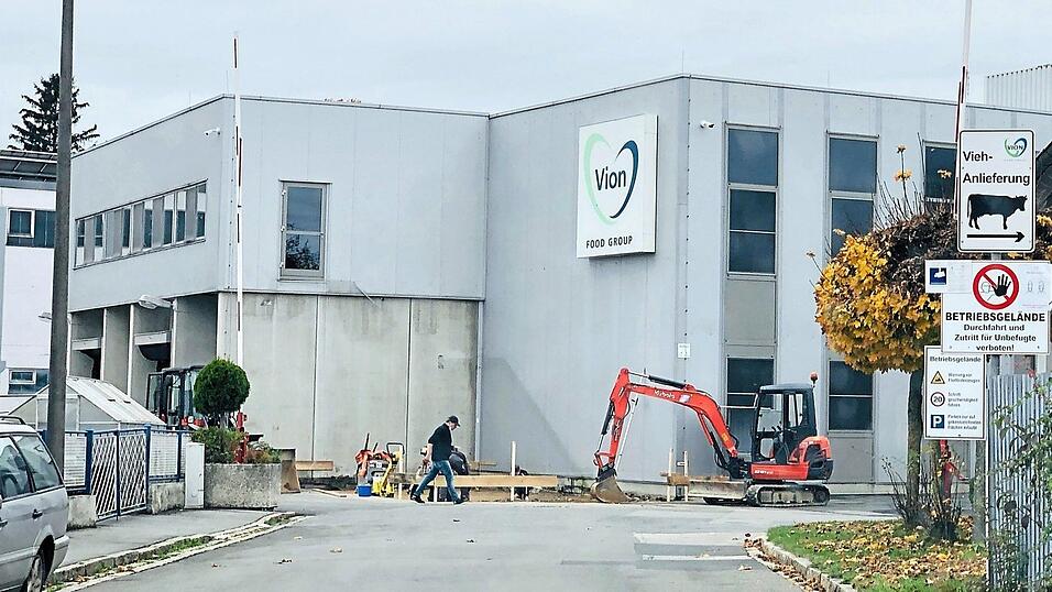 Nachdem im Frühjahr Tests negativ verlaufen waren, gibt es nun im Further Schlachthof an der Marienstraße bestätigte Infektionen. Aus diesem Grund ruht der Produktionsbetrieb in den kommenden Tagen. Nachdem im Frühjahr Tests negativ verlaufen waren, gibt es nun im Further Schlachthof an der Marienstraße bestätigte Infektionen. Aus diesem Grund ruht der Produktionsbetrieb in den kommenden Tagen.