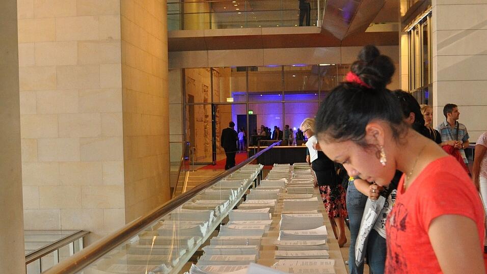 Stefanie Meier (13) besuchte am Tag der Ein- und Ausblicke den Deutschen Bundestag. Dort lernte sie auch Gerda Hasselfeldt (CSU-Landesvorsitzende) kennen. Die ehemalige Ursulinen-Schülerin freute sich, eine Straubingerin in Berlin zu sehen. Stefanie Meier (13) besuchte am Tag der Ein- und Ausblicke den Deutschen Bundestag. Dort lernte sie auch Gerda Hasselfeldt (CSU-Landesvorsitzende) kennen. Die ehemalige Ursulinen-Schülerin freute sich, eine Straubingerin in Berlin zu sehen.