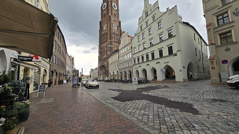 In der Oberen Altstadt werden H&auml;user an das Fernw&auml;rmenetz angebunden. Dazu wird die Fernw&auml;rmeleitung in der Spiegelgasse verl&auml;ngert - was ab Mitte Oktober mit einer Sperrung einhergeht.