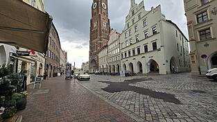 In der Oberen Altstadt werden H&auml;user an das Fernw&auml;rmenetz angebunden. Dazu wird die Fernw&auml;rmeleitung in der Spiegelgasse verl&auml;ngert - was ab Mitte Oktober mit einer Sperrung einhergeht.