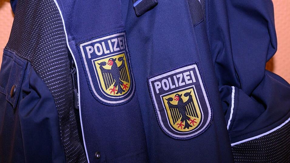 Nachdem ein Mann ohne Fahrkarte in einer Regionalbahn handgreiflich wurde, musste die Würzburger Bundespolizei eingreifen. Nachdem ein Mann ohne Fahrkarte in einer Regionalbahn handgreiflich wurde, musste die Würzburger Bundespolizei eingreifen.