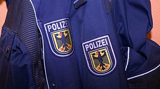 Nachdem ein Mann ohne Fahrkarte in einer Regionalbahn handgreiflich wurde, musste die Würzburger Bundespolizei eingreifen.