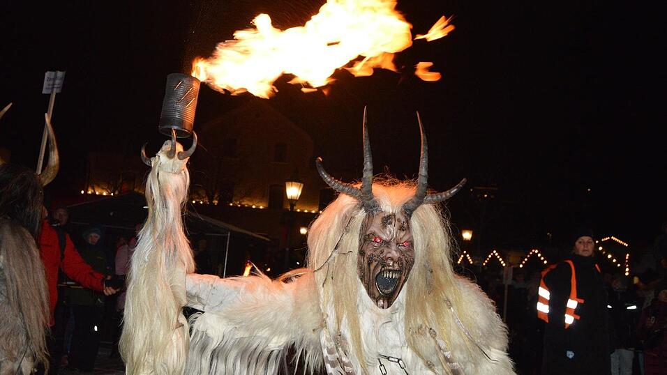 Zahlreiche Perchten zogen am 30. Dezember bei der traditionellen Rauhnacht durch Bayerisch Eisenstein.&nbsp;