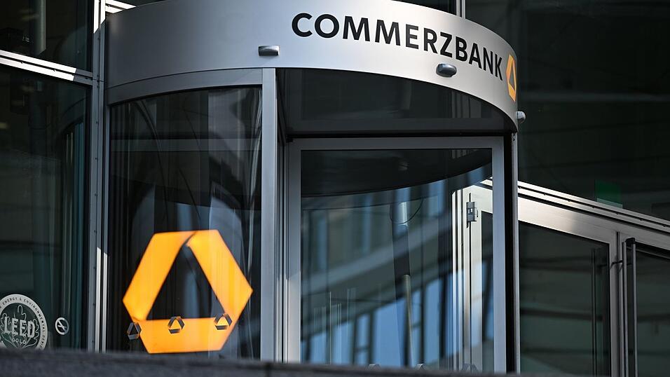 Anfang 2025 hatte die Commerzbank den Abbau von fast 4.000 Vollzeitstellen angek&uuml;ndigt, &uuml;berwiegend in Deutschland. (Archivbild)