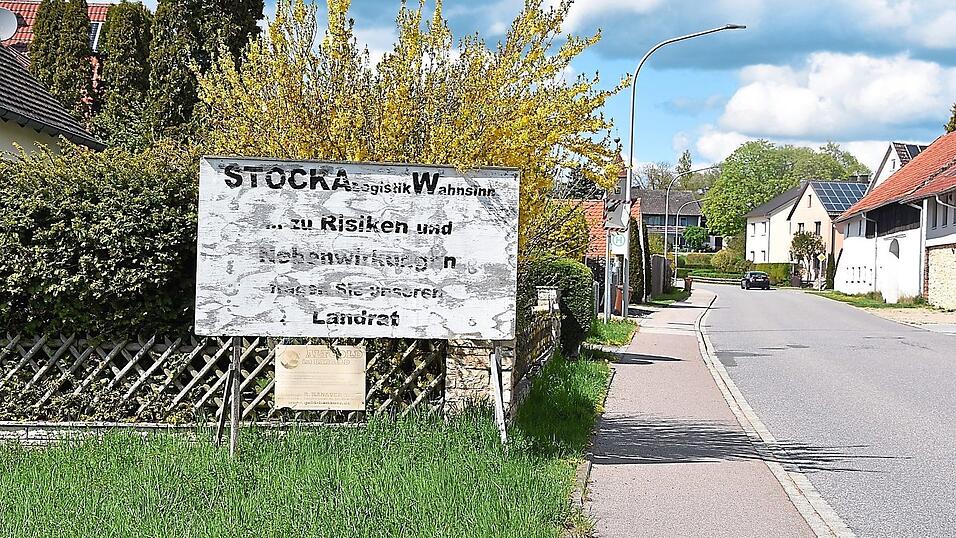 Auch wenn die Protestplakate gegen die geplante Ansiedlung eines Logistikzentrums von Amazon bei Stocka entlang der Ortsdurchfahrt von Schambach mittlerweile ein wenig verblasst sind, lassen die Gegner in ihrem Widerstand gegen das Projekt nicht locker und rufen für den 25. Juni zu einer Demonstration auf. Auch wenn die Protestplakate gegen die geplante Ansiedlung eines Logistikzentrums von Amazon bei Stocka entlang der Ortsdurchfahrt von Schambach mittlerweile ein wenig verblasst sind, lassen die Gegner in ihrem Widerstand gegen das Projekt nicht locker und rufen für den 25. Juni zu einer Demonstration auf.