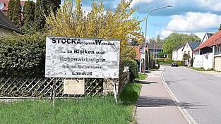 Auch wenn die Protestplakate gegen die geplante Ansiedlung eines Logistikzentrums von Amazon bei Stocka entlang der Ortsdurchfahrt von Schambach mittlerweile ein wenig verblasst sind, lassen die Gegner in ihrem Widerstand gegen das Projekt nicht locker und rufen f&uuml;r den 25. Juni zu einer Demonstration auf.