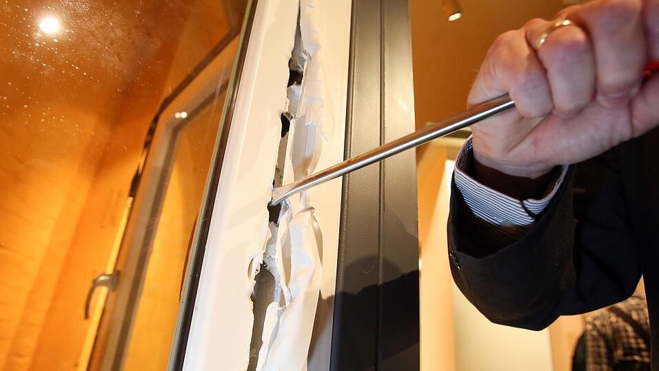 Ein Kriminalbeamter demonstriert in einer kriminalpolizeilichen Beratungsstelle in Hamburg, wie ein ungesichertes Fenster mit einem Schraubenzieher aufgebrochen werden kann. Ein Kriminalbeamter demonstriert in einer kriminalpolizeilichen Beratungsstelle in Hamburg, wie ein ungesichertes Fenster mit einem Schraubenzieher aufgebrochen werden kann.