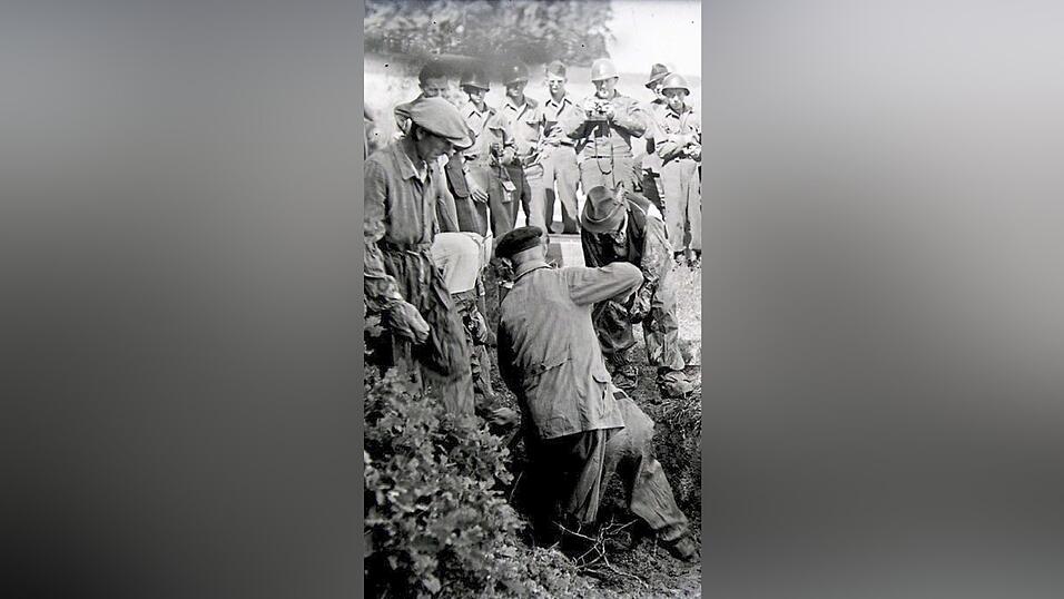 In Vilsbiburg zwangen die Befreier ehemalige lokale Nazi-Gr&ouml;&szlig;en die bei Todesm&auml;rschen verscharrten Toten zu exhumieren. Dies geschah in vielen Gemeinden.