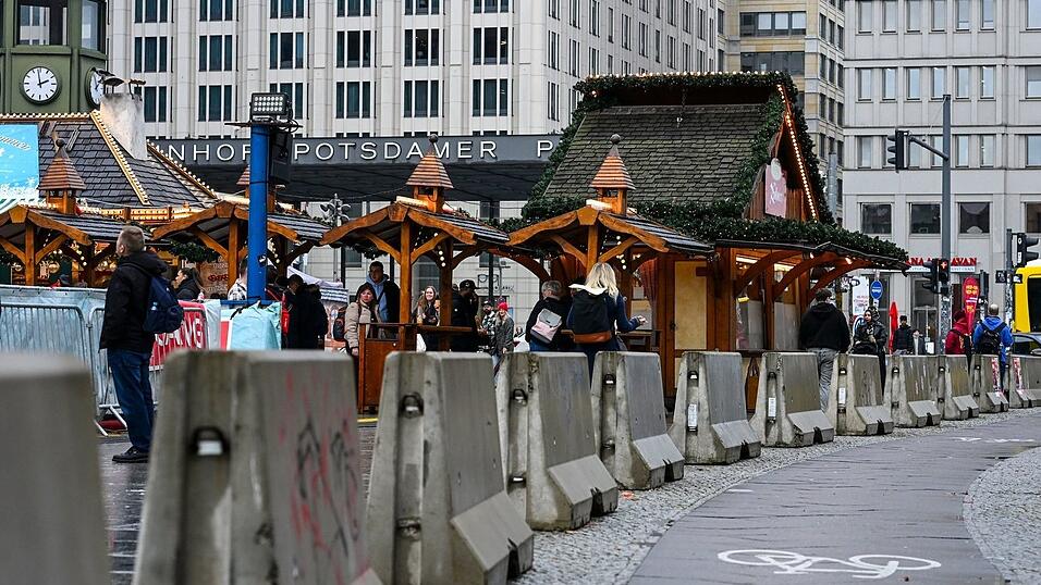 In Berlin und den anderen deutschen Städten werden die Weihnachtsmärkte mit Sperrelementen gesichert. In Berlin und den anderen deutschen Städten werden die Weihnachtsmärkte mit Sperrelementen gesichert.