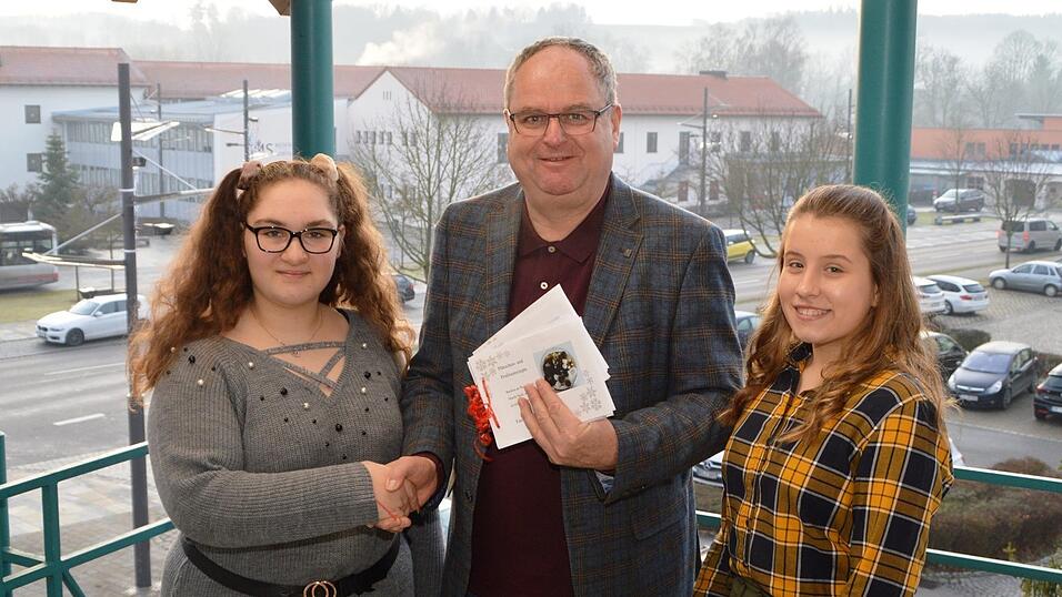 Stolz &uuml;bergaben Melanie (l.) und Michelle (r.) die 'Rezeptesammlung f&uuml;r die Kinderkrebshilfe' an B&uuml;rgermeister Josef Klaus.