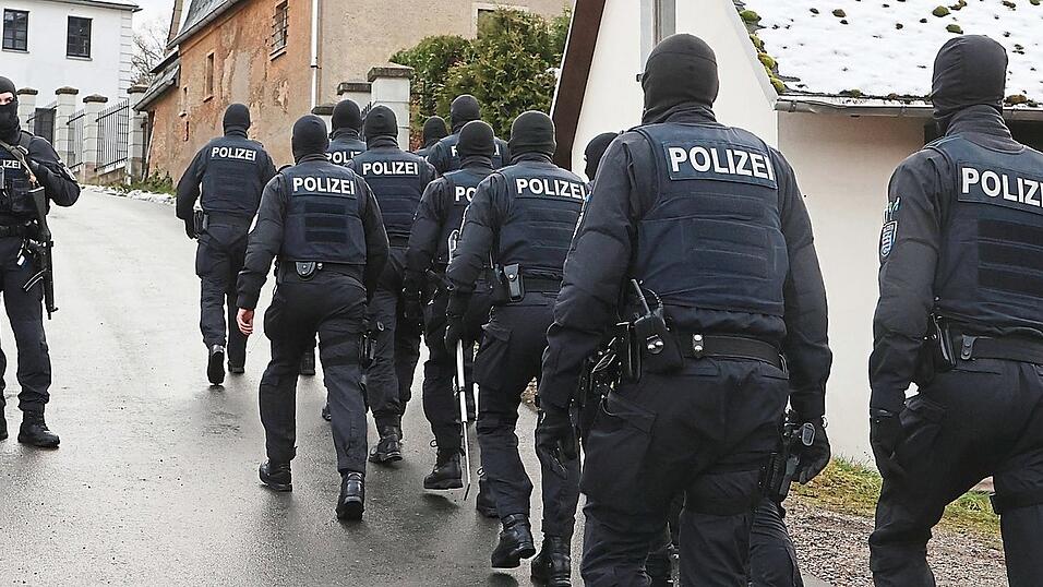 Rund 3 000 Beamte waren Ende 2022 bei einer Razzia gegen eine mutma&szlig;lich rechtsterroristische Reichsb&uuml;rgergruppe um Prinz Reu&szlig; bundesweit im Einsatz. Auch in Lappersdorf gab es eine Hausdurchsuchung.