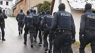 Rund 3 000 Beamte waren Ende 2022 bei einer Razzia gegen eine mutmaßlich rechtsterroristische Reichsbürgergruppe um Prinz Reuß bundesweit im Einsatz. Auch in Lappersdorf gab es eine Hausdurchsuchung. Rund 3 000 Beamte waren Ende 2022 bei einer Razzia gegen eine mutmaßlich rechtsterroristische Reichsbürgergruppe um Prinz Reuß bundesweit im Einsatz. Auch in Lappersdorf gab es eine Hausdurchsuchung.