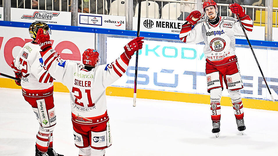 Die H&auml;nde zum Himmel: Tor Immo (links) sowie David Stieler (21) leisteten die Vorarbeit - und Jesse Koskenkorva (rechts) vollstreckte nach exakt 64:16 Spielminuten zum Siegtreffer und sicherte dem EVL damit den Zusatzz&auml;hler.