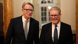 Keir Starmer (r.) steht nach neuen Enth&uuml;llungen zur Ernennung des fr&uuml;heren US-Botschafters Peter Mandelson (li.) erneut im Zentrum einer politischen Krise.