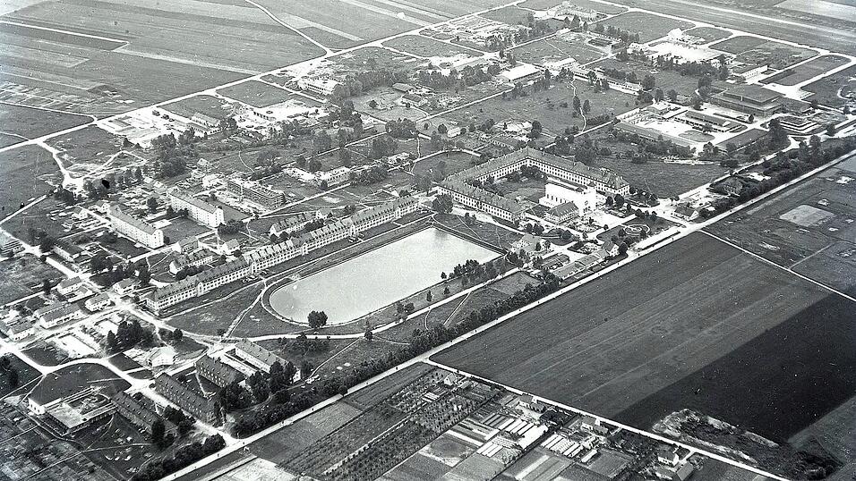 Eine Luftaufnahme von Neutraubling aus den Anfangsjahren. Der See ist deutlich im Mittelpunkt der Siedlungen. Fotos: Stadtarchiv/ Wenzel Neumann