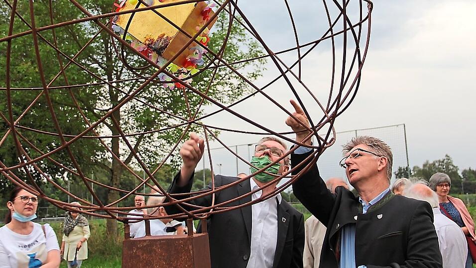 Die Stadträte Helmut Leberfinger (v. r.) und Fritz Gößwein fachsimpeln. Die Stadträte Helmut Leberfinger (v. r.) und Fritz Gößwein fachsimpeln.