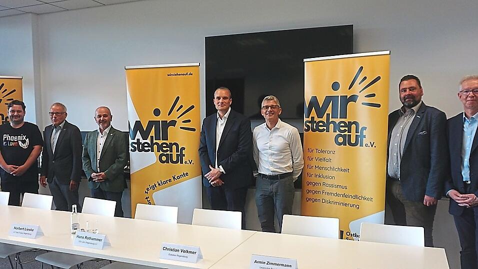Markus Guggenberger (von links), Norbert Lieske, Hans Rothammer, Christian Volker, Armin Zimmermann, Jens Heinz und Hugo Rückert gehören der Initiative 'Wir stehen auf' an.