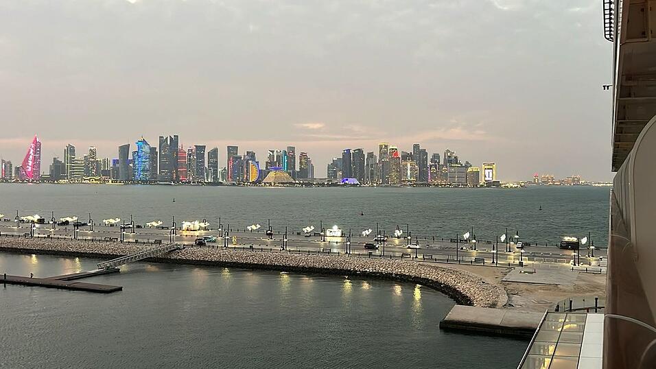 Blick auf die Skyline von Doha. Hier liegt das Kreuzfahrtschiff &laquo;Mein Schiff 5&raquo; aufgrund des Iran-Krieges im Hafen fest.