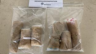 Schleierfahnder haben bei Passau verbotene Substanzen sichergestellt. Schleierfahnder haben bei Passau verbotene Substanzen sichergestellt.