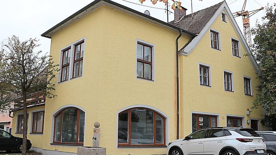 Aktuell herrscht gastronomischer Leerstand und eine anderweitige Nutzung in dem Gebäude in der Schüsselhauser Straße 1 mit dem Brunnen davor am Eck. Jetzt soll darin Wohnraum wie auch im Dachgeschoß geschaffen werden.