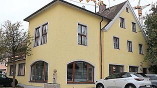 Aktuell herrscht gastronomischer Leerstand und eine anderweitige Nutzung in dem Gebäude in der Schüsselhauser Straße 1 mit dem Brunnen davor am Eck. Jetzt soll darin Wohnraum wie auch im Dachgeschoß geschaffen werden.