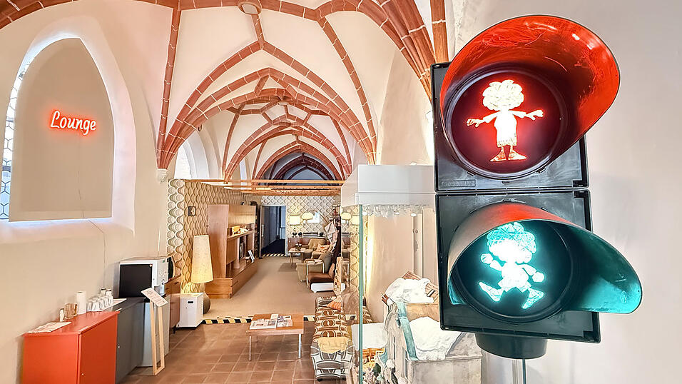 Nicht im Stra&szlig;enverkehr, sondern im Museum: Eine Pumuckl-Ampel ist im Foyer des Landshut-Museums ausgestellt.