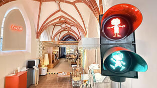 Nicht im Stra&szlig;enverkehr, sondern im Museum: Eine Pumuckl-Ampel ist im Foyer des Landshut-Museums ausgestellt.