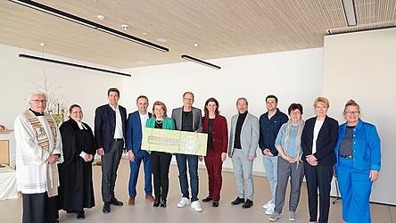 Bei der Er&ouml;ffnungsfeier des Schulhaus-Anbaus wurde symbolisch der Schl&uuml;ssel &uuml;bergeben.