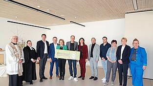 Bei der Er&ouml;ffnungsfeier des Schulhaus-Anbaus wurde symbolisch der Schl&uuml;ssel &uuml;bergeben.