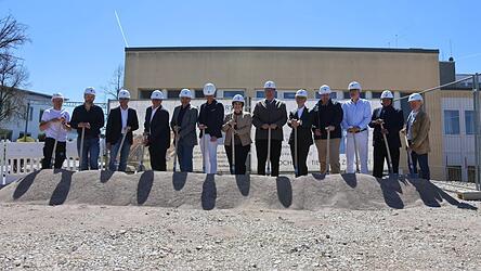 Einige der zahlreichen Ehreng&auml;ste aus Politik, Medizin, Wirtschaft und Bankenbranche greifen zum Spaten und setzen somit das symbolische Zeichen f&uuml;r den Beginn eines Projektes, das ein Versprechen an die Menschen der Region sein soll.