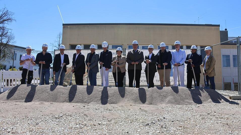 Einige der zahlreichen Ehreng&auml;ste aus Politik, Medizin, Wirtschaft und Bankenbranche greifen zum Spaten und setzen somit das symbolische Zeichen f&uuml;r den Beginn eines Projektes, das ein Versprechen an die Menschen der Region sein soll.