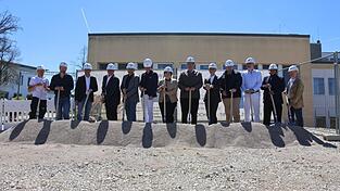 Einige der zahlreichen Ehreng&auml;ste aus Politik, Medizin, Wirtschaft und Bankenbranche greifen zum Spaten und setzen somit das symbolische Zeichen f&uuml;r den Beginn eines Projektes, das ein Versprechen an die Menschen der Region sein soll.