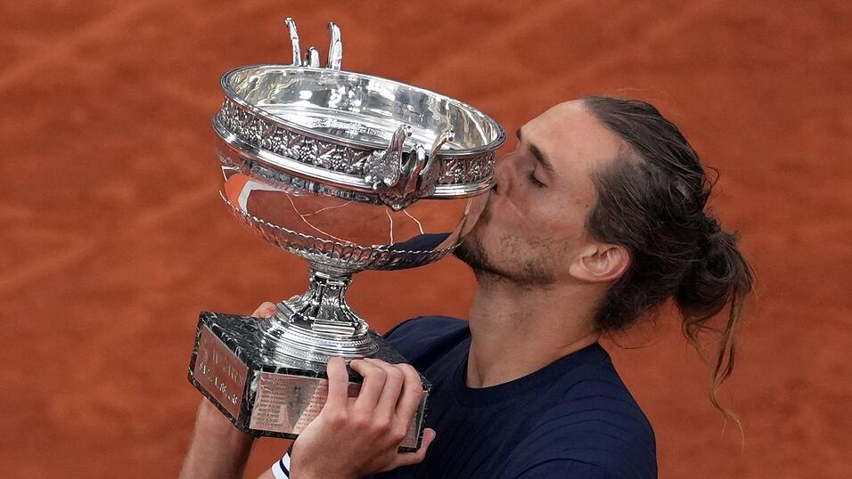 Zverev gibt der Trophäe einen Kuss. Zverev gibt der Trophäe einen Kuss.