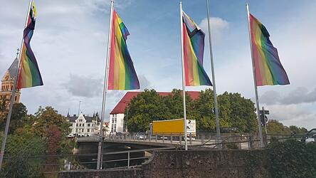 Vor den Bernlochner Stadtsälen wehen bereits die bunten Fahnen. Vor den Bernlochner Stadtsälen wehen bereits die bunten Fahnen.