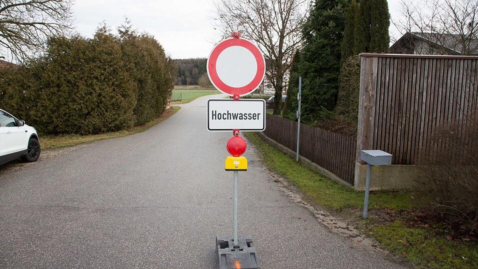 Durch den anhaltenden Regen und die Schneeschmelze war die Vils am Freitagmittag an einigen Stellen bei Vilsbiburg und Gerzen &uuml;ber die Ufer getreten. Einige Strassen waren somit nicht mehr passierbar und mussten gesperrt werden.