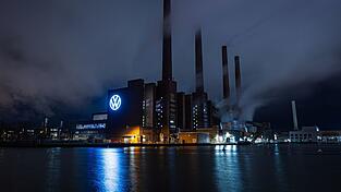VW in Wolfsburg schreibt rote Zahlen - wegen der Probleme bei Porsche. (Archivbild) VW in Wolfsburg schreibt rote Zahlen - wegen der Probleme bei Porsche. (Archivbild)