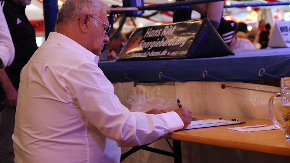 Im Lechner-Festzelt hie&szlig; es am Sonntag wieder 'Let&acute;s get ready to rumble'.