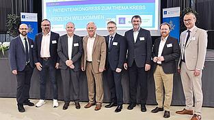 Die Leiter der zertifizierten Organtumorzentren am Klinikum St. Elisabeth stellten Diagnose- und Therapiemöglichkeiten vor: (v.l.) Prof. Antoniu-Oreste Gostian (Kopf-Tumor-Zentrum), Prof. Robert Obermaier (Darmzentrum), Privatdozent Dr. Christian Gilfrich (Uroonkologisches Zentrum)), Bürgermeister Dr. Albert Solleder, Privatdozent Dr. Jochen Grassinger (Onkologisches Zentrum)), Prof. Norbert Weigert (Darmzentrum), Dr. Martin Baumann (Geschäftsführer Klinikum) und Dr. Carsten Scholz (Gynäkologisches Krebszentrum). Die Leiter der zertifizierten Organtumorzentren am Klinikum St. Elisabeth stellten Diagnose- und Therapiemöglichkeiten vor: (v.l.) Prof. Antoniu-Oreste Gostian (Kopf-Tumor-Zentrum), Prof. Robert Obermaier (Darmzentrum), Privatdozent Dr. Christian Gilfrich (Uroonkologisches Zentrum)), Bürgermeister Dr. Albert Solleder, Privatdozent Dr. Jochen Grassinger (Onkologisches Zentrum)), Prof. Norbert Weigert (Darmzentrum), Dr. Martin Baumann (Geschäftsführer Klinikum) und Dr. Carsten Scholz (Gynäkologisches Krebszentrum).