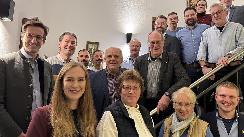 Die Kandidaten der CSU für den Viechtacher Stadtrat mit MdL Stefan Ebner (l.)
