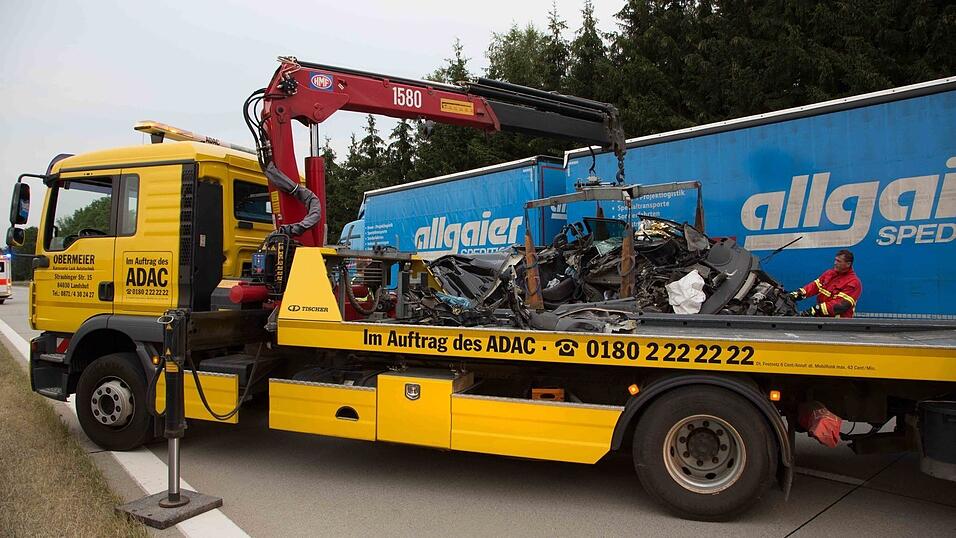 Auf der A92 bei Altdorf ist am Freitagabend ein Autofahrer in einen stehenden Lastwagen gekracht und dabei schwer verletzt worden. (Fotos: FD)