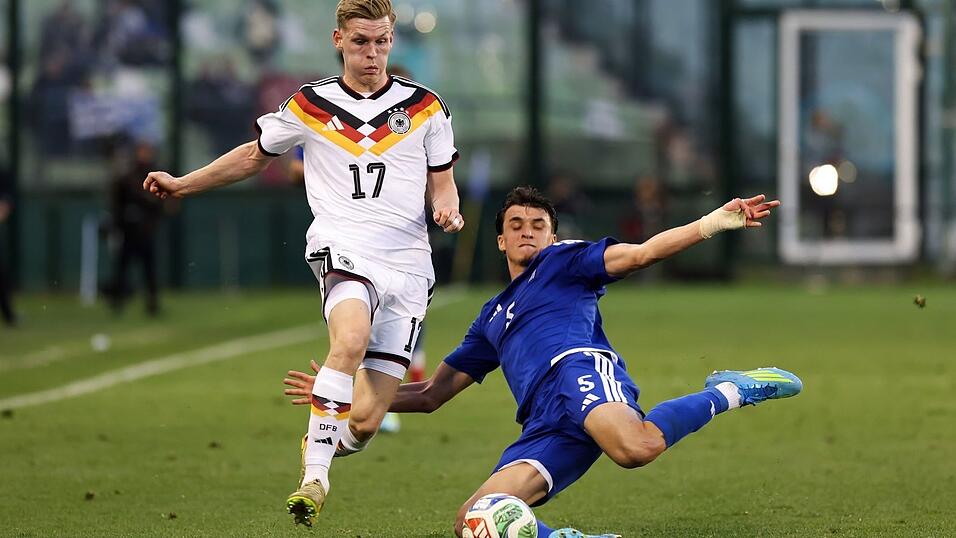 &laquo;Brutales Tempo&raquo;: Anton Kade (l) im Einsatz f&uuml;r die U21 gegen Griechenland.