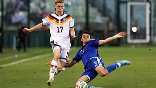 &laquo;Brutales Tempo&raquo;: Anton Kade (l) im Einsatz f&uuml;r die U21 gegen Griechenland.