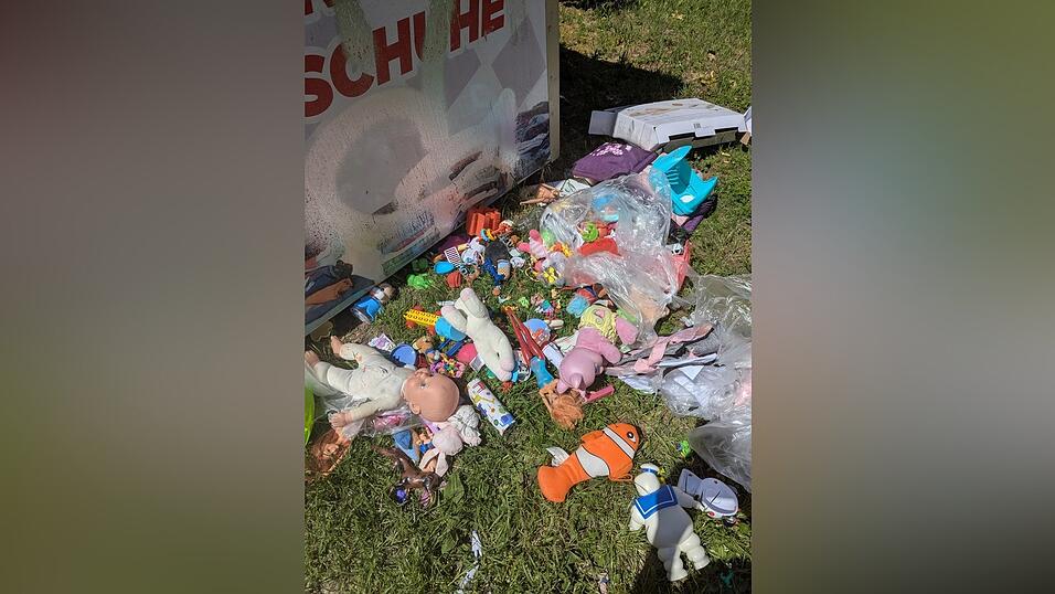 Kuscheltiere oder auch Puppen wurden illegal vor den Containern entsorgt. Kuscheltiere oder auch Puppen wurden illegal vor den Containern entsorgt.