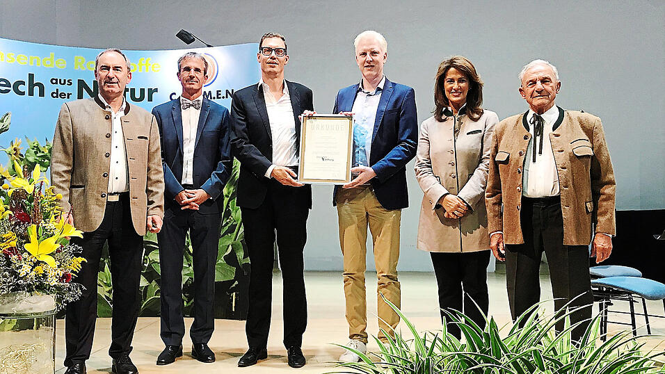 Den Ernst-Pelz-Preis 2025 überreichten Wirtschaftsminister Hubert Aiwanger (links), Jochen Pelz von der Ernst-Pelz-Stiftung (2.v.l.), Landwirtschaftsministerin Michaela Kaniber (2.v.r.) und Peter Pelz (rechts) von der Ernst-Pelz-Stiftung an René Bethmann (3.v.l.) von der Vaude Sport GmbH und Holger John (3.v.r.) von der UPM Biochemicals Leuna GmbH. Den Ernst-Pelz-Preis 2025 überreichten Wirtschaftsminister Hubert Aiwanger (links), Jochen Pelz von der Ernst-Pelz-Stiftung (2.v.l.), Landwirtschaftsministerin Michaela Kaniber (2.v.r.) und Peter Pelz (rechts) von der Ernst-Pelz-Stiftung an René Bethmann (3.v.l.) von der Vaude Sport GmbH und Holger John (3.v.r.) von der UPM Biochemicals Leuna GmbH.