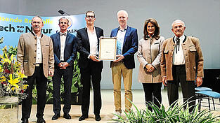 Den Ernst-Pelz-Preis 2025 &uuml;berreichten Wirtschaftsminister Hubert Aiwanger (links), Jochen Pelz von der Ernst-Pelz-Stiftung (2.v.l.), Landwirtschaftsministerin Michaela Kaniber (2.v.r.) und Peter Pelz (rechts) von der Ernst-Pelz-Stiftung an Ren&eacute; Bethmann (3.v.l.) von der Vaude Sport GmbH und Holger John (3.v.r.) von der UPM Biochemicals Leuna GmbH.