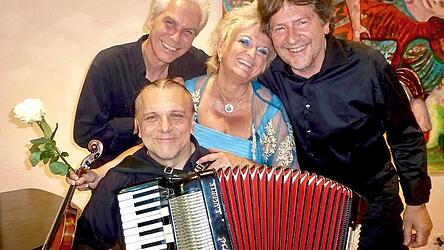 Ein eingespieltes Team kehrt zur&uuml;ck. Ilona Cudek unter ihre Begleiter Bernhard Seidel (l.), Enrique Ugarte (vo.) und Manfred Manhart