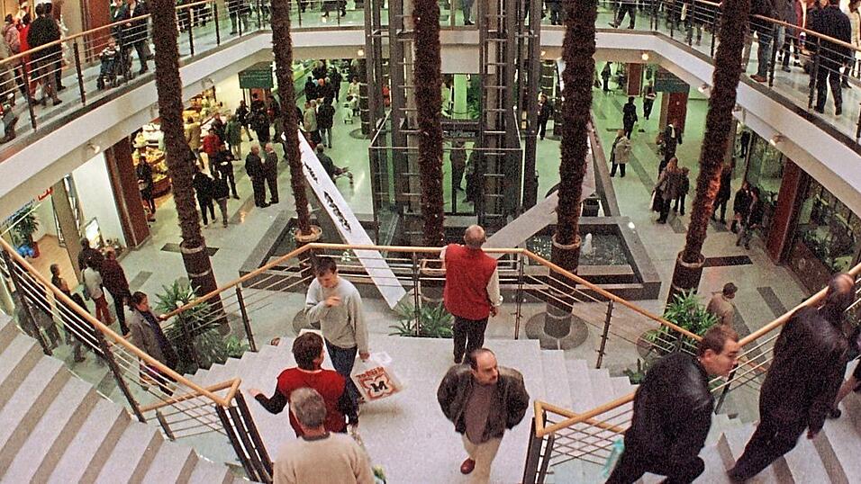 Die Geschäfte im Donau-Einkaufszentrum müssen nach knapp einer Woche wieder schließen. Wie es jetzt weitergeht, ist noch unklar. Die Geschäfte im Donau-Einkaufszentrum müssen nach knapp einer Woche wieder schließen. Wie es jetzt weitergeht, ist noch unklar.